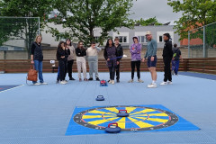 Žáci hrají letní curling.