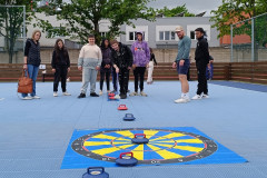 Žáci hrají letní curling.