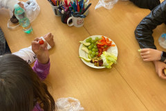 Žáci ochutnávají ovoce a zeleninu.
