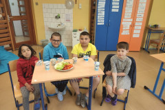 Žáci ochutnávají ovoce a zeleninu.