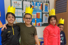 Žáci s tříkrálovou korunou na hlavě.