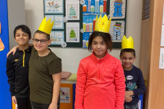 Žáci s tříkrálovou korunou na hlavě.