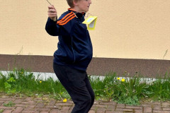 Chlapec skáče přes švihadlo.