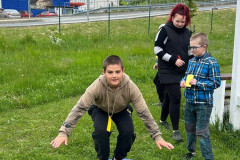 Chlapec balancuje na bosu.