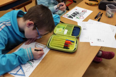 Žáci se učí okrasné písmo.