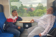 Chlapci ve vlaku.
