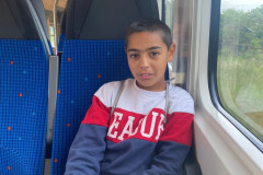 Chlapec ve vlaku.