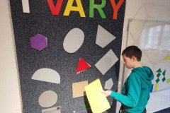 Chlapec si zkouší geometrické tvary.