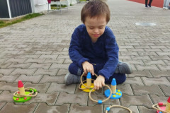 Chlapec si hraje s házecími kroužky.