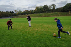 Chlapci hrají fotbal.