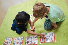 Chlapci spolupracují na úkolu.