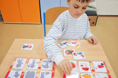 Chlapec pracuje v lavici.