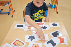 Chlapec pracuje v lavici.