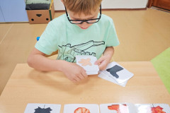 Chlapec pracuje v lavici.