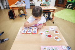 Dívka pracuje v lavici.