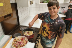 Chlapec vaří jablka.