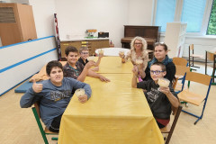 Třída při mlsání.