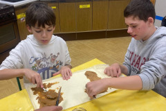 Žáci potírají listové těsto lotuskou.