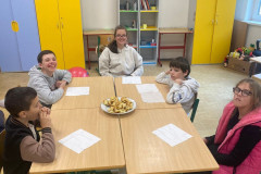 Žáci pojídají hotové sladké šneky z listového těsta.