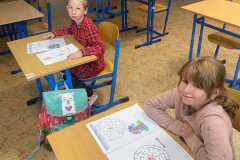 Dívky pracují v lavicích.