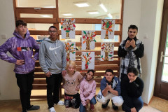 Třída a jejich hotové podzimní výkresy.