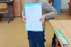 Chlapec a jeho vysvědčení.