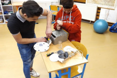 Žáci vyrábí elektrosaura