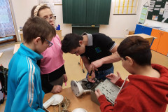 Žáci vyrábí elektrosaura.