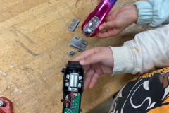 Žáci vyrábí elektrosaura.