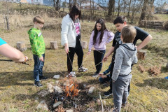 Žáci opékají marshmallow.