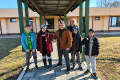 Třída venku na školním pozemku.