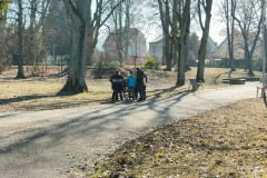 Třída v parku.