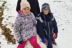 Žáci staví sněhuláka.