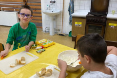 Žáci IV. třídy připravují v kuchyňce pomazánku.