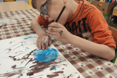 Chlapec maluje.