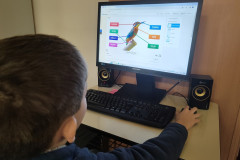 Chlapec pracuje na počítači v naukovém programu.