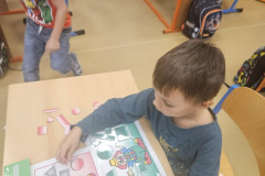 Chlapec pracuje se zalaminovanými listy.
