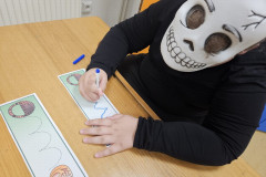 Chlapec pracuje se zalaminovanými listy.