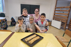 Společné foto s hotovými štrúdly.