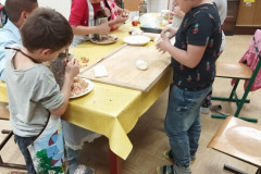 Žáci připravují štrůdl.