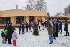 Všichni u stromečku na školním pozemku.