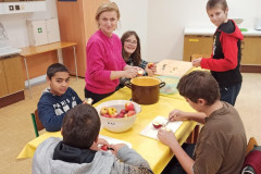 Žáci připravují jablka.