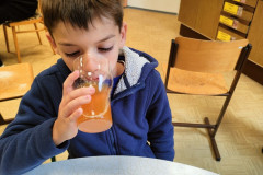 Chlapec pije mošt.