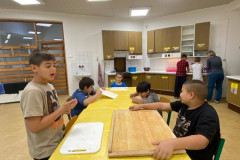 Žáci ve cvičné kuchyňce.