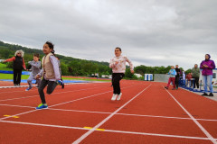 Žáci běží vytrvalostní běh.