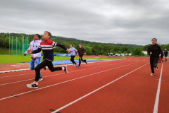 Žáci běží vytrvalostní běh.