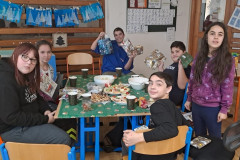 Žáci si užívají vánoční pohodu u stolu plného dobrot.