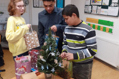 Žáci u stromečku s dárečky.