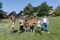 Žáci ve skanzenu.