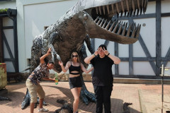 Žáci v Kovozoo u dinosaura.